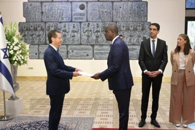 Diplomatie/Israël: l'ambassadeur de Côte d'Ivoire Féni Kouakou a présenté ses lettres de créances au président Isaac Herzog