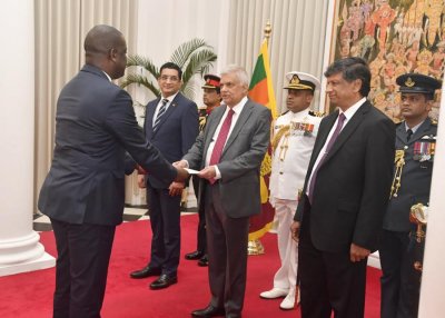 Diplomatie/ Sri-Lanka : l'ambassadeur ivoirien Camille N'Dry présente ses lettres de créance au Président Sri-Lankais