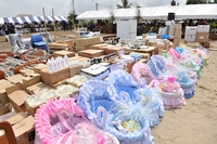 Commune de Bingerville - La Première dame offre 113 millions aux populations