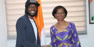 Lutte contre le Covid-19: Bakayoko-Ly Ramata réceptionne des dons en vivres et non vivres du footballeur Gervinho