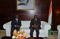 Recevant les formulaires de déclaration de patrimoine des mains de Seydou Diarra, Daniel Kablan Duncan salue un exercice à caractère citoyen