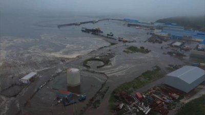 
                Un tsunami produit par un puissant tremblement de terre dans le Pacifique atteint Hawaï et la Californie et génère des alertes en Colombie, Pérou, Équateur, Chili, Japon, États-Unis et des parties de la Russie
            