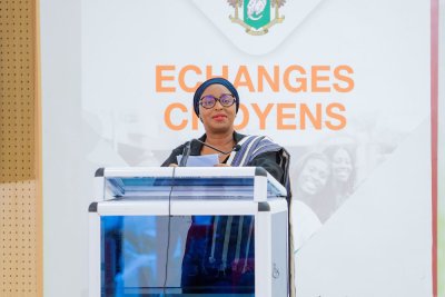 Echanges Citoyens dans le District autonome du Zanzan : la directrice du CICG, Awa Dosso, présente l'outil de communication de proximité Allo 101