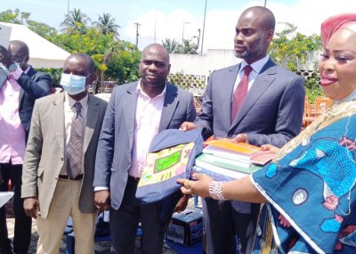 Éducation/Bingerville : Le maire Issouf Doumbia remet du matériel scolaire aux établissements et populations
