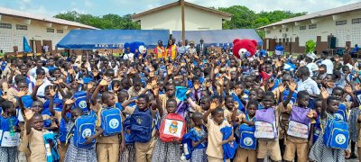 Éducation : l’ONG N’KLO BAKAN remplace 550 sacs de riz par des sacs d’école dans un village près de Bouaké
