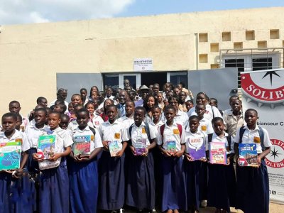 Éducation : SOLIBRA offre des équipements écologiques et des livres au lycée moderne de Treichville