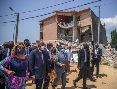 Le Premier ministre Patrick Achi sur les lieux d’un immeuble effondré à Angré, hier Les parents des victimes et les populations soulagés de la mobilisation du gouvernement