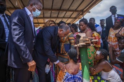 Effondrement d’un immeuble à Angré : le Premier Ministre Patrick Achi exprime aux sinistrés la compassion du Président de la République