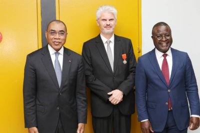 En fin de mission en Côte d'Ivoire : Emmanuel Debroise, le directeur-pays de l'AFD fait officier de l'ordre national