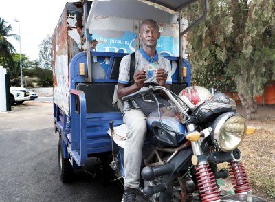 Emploi jeunes : AboubaKar Sidik Barry, conducteur de tricycle d'une entreprise à Yamoussoukro, grâce à l'opération Permis de conduire