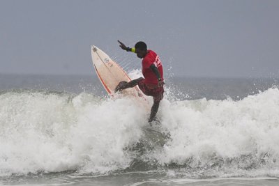 En Côte d'Ivoire, le surf prend doucement son essor