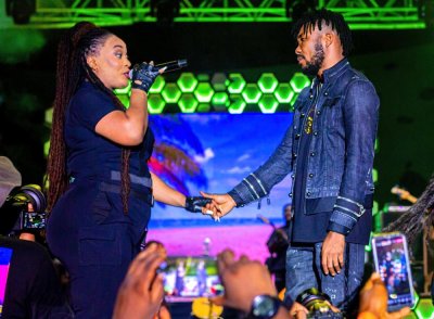 En plein concert au Palais de la culture, Josey à Serey Dié: 