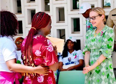 En visite au CHU de Treichville pour un don / Mme Thiam aux enfants atteints de cancer : « Tidjane et moi portons votre douleur dans nos cœurs »