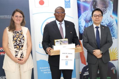 EnLigneTousResponsables : le Japon et le PNUD offrent un équipement informatique au Ministère de la Communication