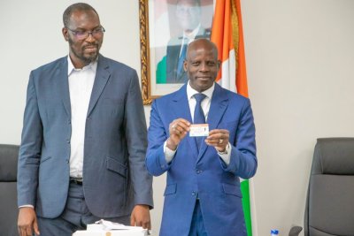 Enseignement supérieur: le ministre Adama Diawara remet 10 000 cartes d'étudiant multiservices