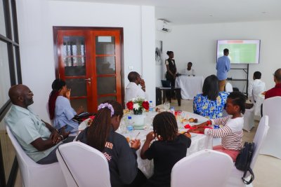 Entrepreneuriat : des diplômes de '' mini-entrepreneurs'' décernés à des adolescents à Abidjan