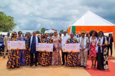 Entrepreneuriat :  des femmes  de Duékoué reçoivent  un appui financier de la Première Dame Dominique Ouattara  pour le financement des projets