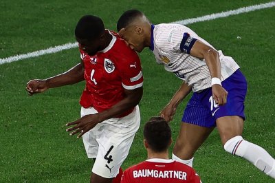 Euro-2024: la France réussit ses débuts mais perd Kylian Mbappé