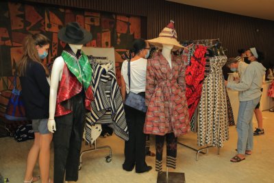 Yelenba Market : Françoise Remarck et Jessica Davis Ba apportent leur soutien aux artisans