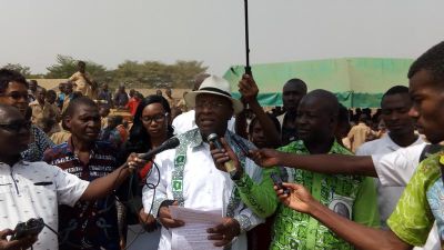 Secteur Educatif à Bouaké: M. Fadiga Malick Délégué Bouaké 2 Belleville offre des Tables-Bancs au Groupe Scolaire