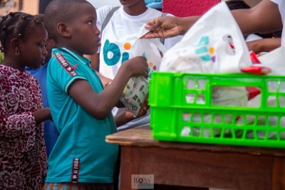 Fête de Noël : une star up cadeaute plus de 2000 enfants à Koumassi