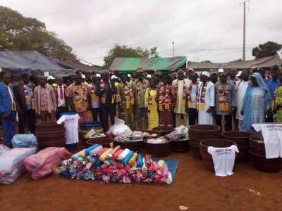 Fête des mères : 300 complets pagnes, 250 sceaux, 100 kits scolaires… offerts par l’association des femmes leaders  du département de Tengrela