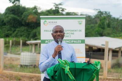 Filière porcine : le ministre des Ressources animales et halieutiques, Sidi Tiémoko Touré remet des équipements de biosécurité à des éleveurs d’Agboville