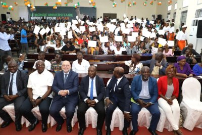 Filières Mathématique et Physique de l'Université Félix Houphouët-Boigny : des bourses attribuées à 194 meilleures étudiantes inscrites en L1 2021-2022 et 2022-2023