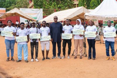 Fin de visite du ministre Mamadou Touré dans la région des Grands Ponts : des attestations et chèques remis à des bénéficiaires du Programme Jeunesse du Gouvernement