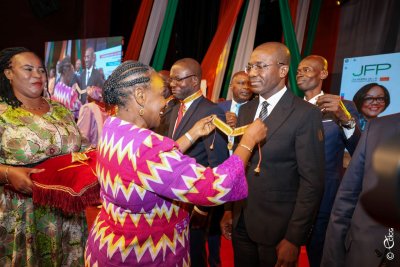 Fonction publique : Le ministère décore 430 fonctionnaires et agents de l'État