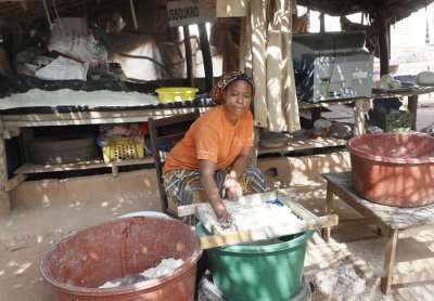 Fonds d'Appui au Secteur informel (FASI): la Coordination générale du Psgouv échange avec une bénéficiaire installée dans la transformation artisanale de manioc en attiéké à Yamoussoukro