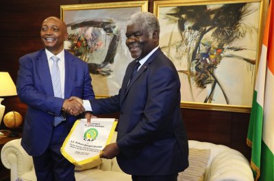 Sports - football : le Premier Ministre Beugré Mambé reconnaissant à la CAF pour le Awards 2023 remis au Président Alassane Ouattara