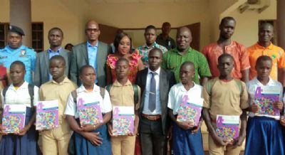 Education : la mairie de Gbéléban offre mille kits scolaires et 358 ouvrages aux élèves