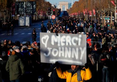 Des dizaines de milliers de personnes adressent un émouvant adieu à Johnny Hallyday