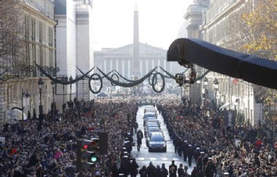 Hommage à Johnny Hallyday: Une foule immense au rendez-vous de l’émouvant «requiem» pour le Taulier