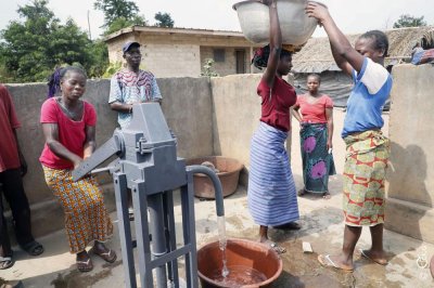 Hydraulique villageoise : la Coordination générale du PA-PsGouv visite la Pompe à Motricité humaine (PMH) réparée de Tchindjébo (Yamoussoukro)