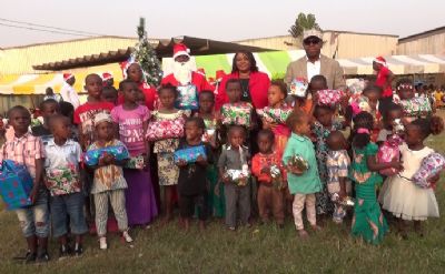 Six cents enfants de San Pedro reçoivent des cadeaux de Noël