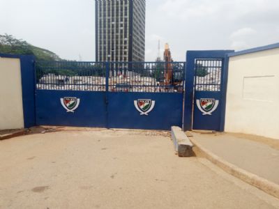 Préfecture de police d’Abidjan: Des hommes armés tentent de libérer sans succès un individu incarcéré au violon, le film de ce qui s’est passé