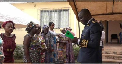 Autonomisation des femmes à Tiémélékro : une dizaine d’associations agricoles féminines reçoivent leurs livrets d'épargne