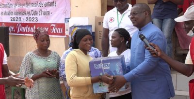  La Croix-Rouge remet des kits d’installation à des couturières et pâtissières nouvellement formées à Daloa