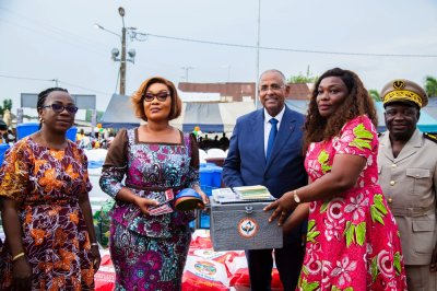 Journée internationale des Droits de la femme : Henriette Dagri-Diabaté offre des dons aux femmes du département d'Alépé
