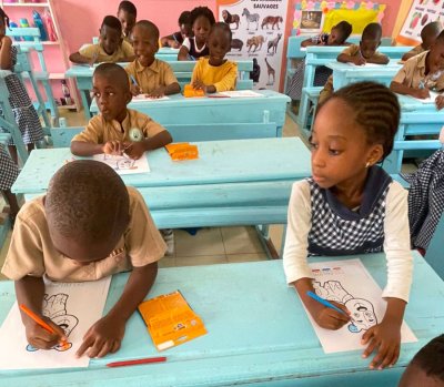 Journée mondiale de l'éducation: des tableaux noirs d'un groupe scolaire remplacé par des tableaux blancs