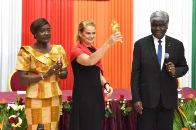 Coopération ivoiro-canadienne : Julie Payette faite citoyen d’honneur de la ville d’Abidjan