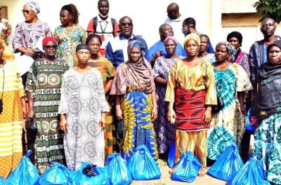 Katiola : le Général Hervé Touré offre plusieurs kits alimentaires à plus de 300 familles vulnérables