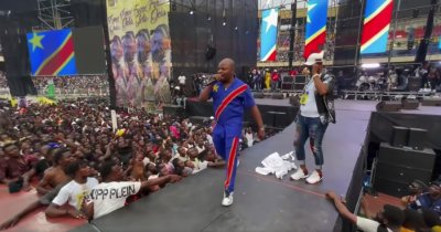 Kinshasa: L’Ivoirien Willy Dumbo introduit l'artiste congolais Ferré Gola sur scène devant 100.000 personnes