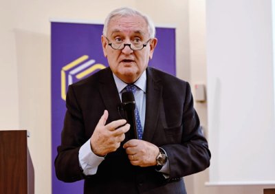 « L'École itinérante pour la paix »: Jean Pierre Raffarin appelle la Jeunesse ivoirienne à cultiver le leadership de dépassement