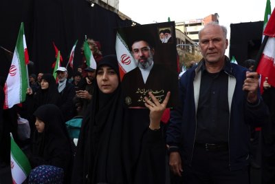 Des milliers de personnes rassemblées sur une place de Téhéran pour soutenir le nouveau guide suprême (journalistes AFP)   