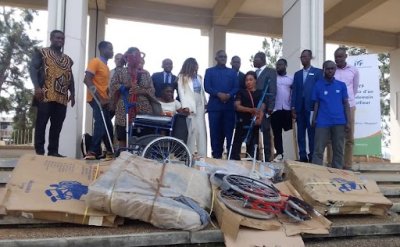 Université FHB : l'Ong IYF remet des fauteuils roulants à 17 étudiants en situation de handicap 