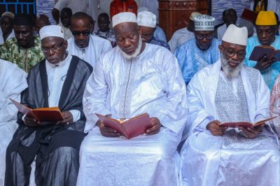 La communauté musulmane prie pour la paix lors du 121e anniversaire de la grande Mosquée de Bassam