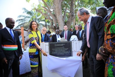 La ministre Françoise Remarck pose la première pierre du Musée d’art contemporain de Grand-Bassam